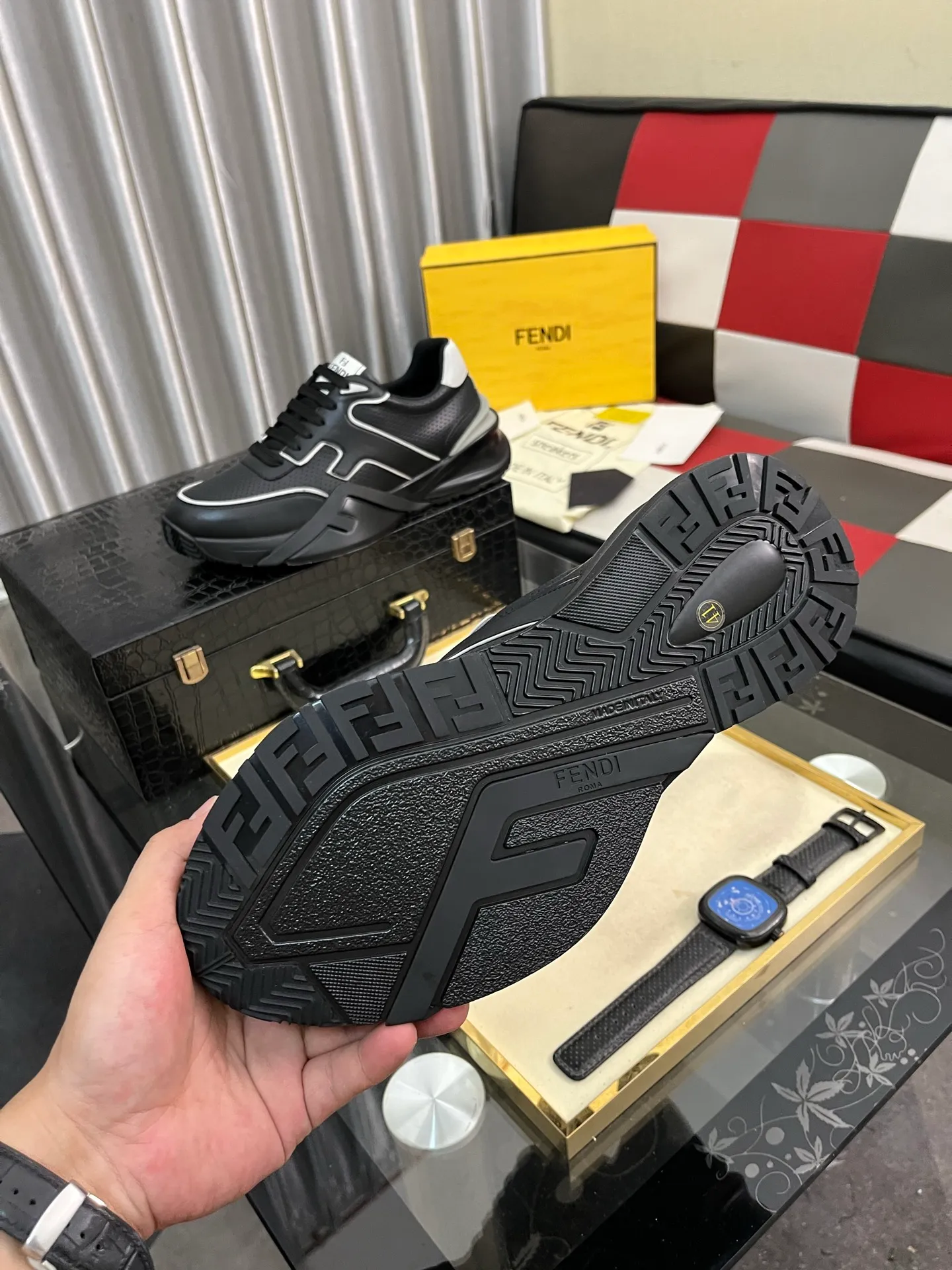 Men's men's shoes 💰560⌚️⌚️FENDI.•FENDI unique modern style sneakers. Counter purchasing🏃casual shoes😍😍 Original breathable fly-knit mesh imported from Italy (refuses to discolor and abrade feet) soles: Original soles specially provided by the original factory, super cool😍 French lazy style design ⚠️ Original quality, super comfortable and wear-resistant original soles. Code number: 38-442️⃣Colors available